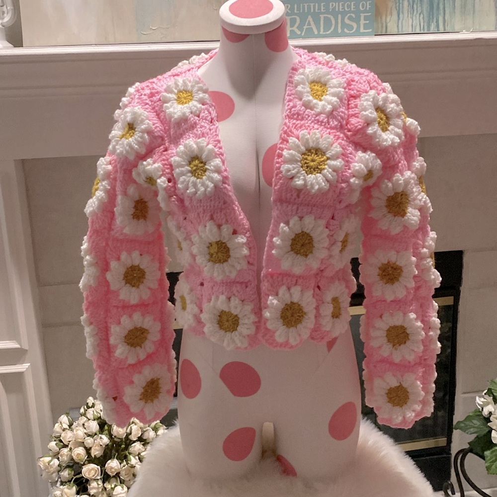 🩷PRICE IS FIRM🩷Crochet Daisy Cardigan New Excellent Condition